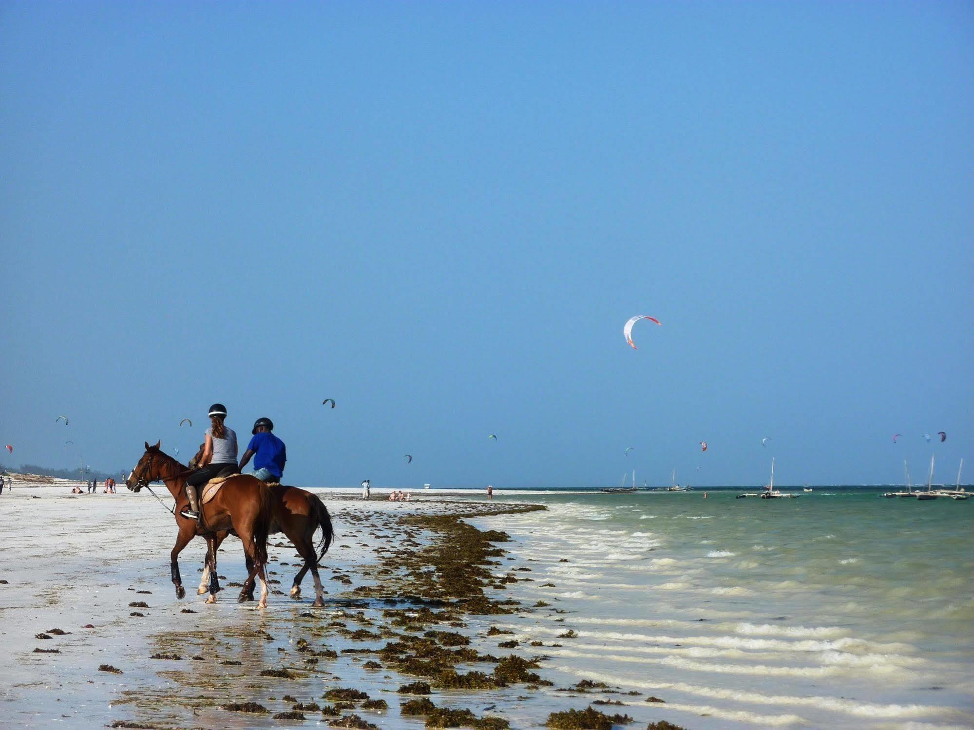 Lantana Galu Beach Диани Бийч Екстериор снимка